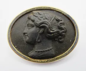 Broche camée de biscuit.