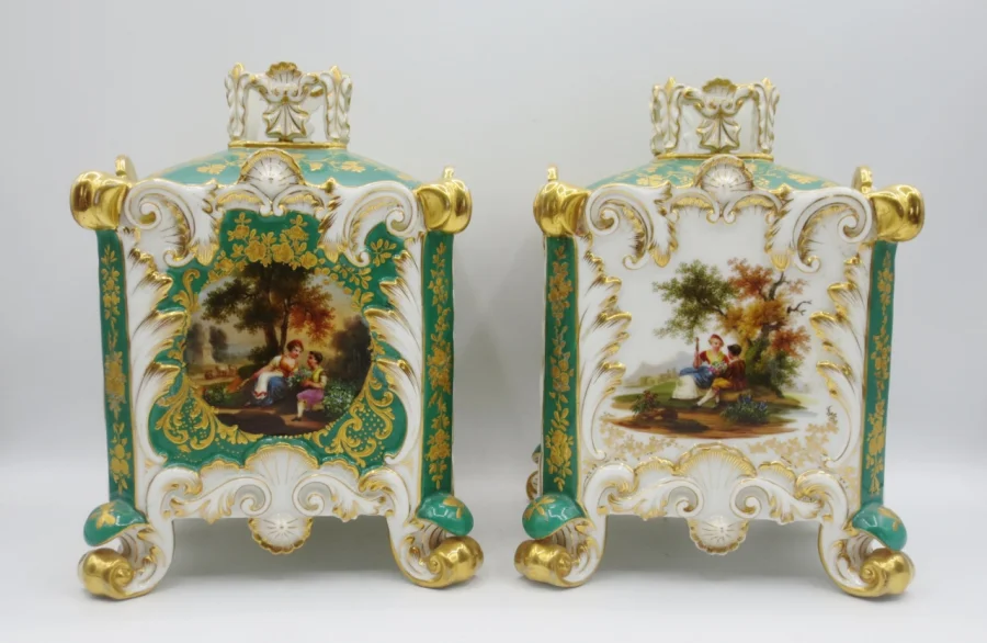 Paire de pots-pourris, attribuée à Jacob Petit.