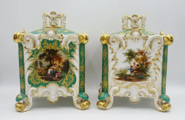 Paire de pots-pourris, attribuée à Jacob Petit.