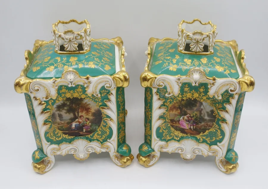 Paire de pots-pourris, attribuée à Jacob Petit.