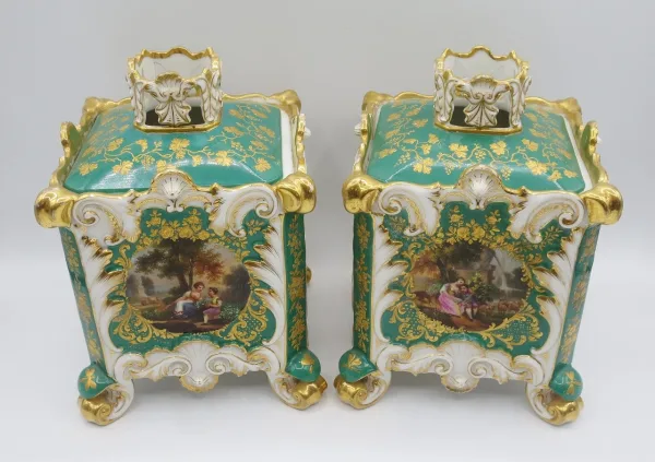 Paire de pots-pourris, attribuée à Jacob Petit.