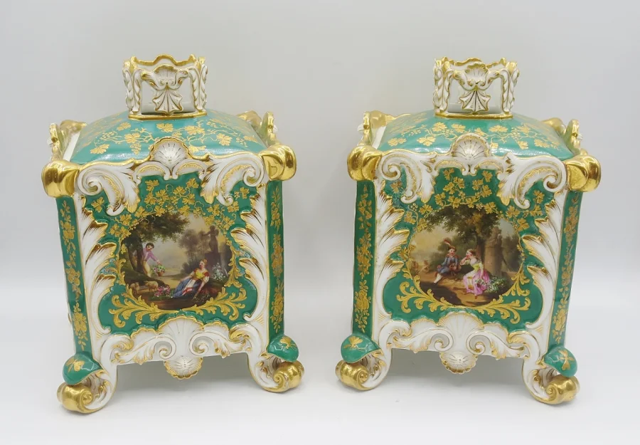 Paire de pots-pourris, attribuée à Jacob Petit.
