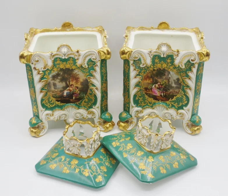 Paire de pots-pourris, attribuée à Jacob Petit.