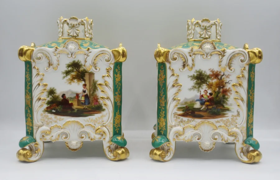 Paire de pots-pourris, attribuée à Jacob Petit.