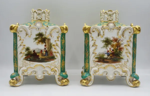 Paire de pots-pourris, attribuée à Jacob Petit.