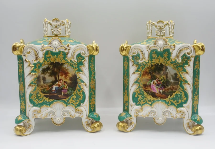 Paire de pots-pourris, attribuée à Jacob Petit.