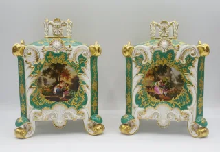 Paire de pots-pourris, attribuée à Jacob Petit.