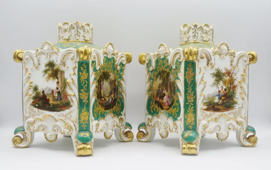 Paire de pots-pourris, attribuée à Jacob Petit.
