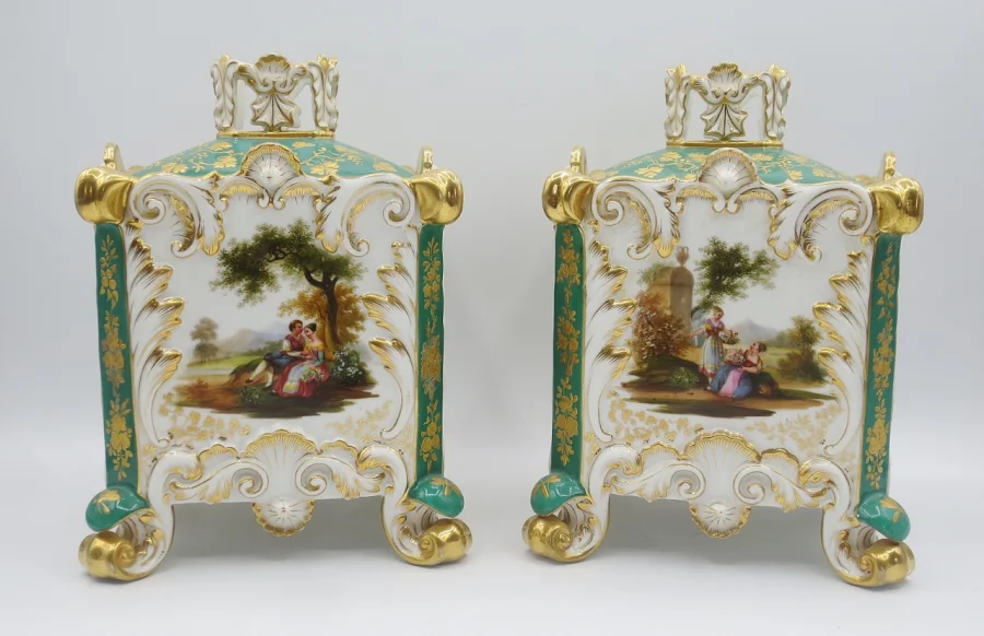 Paire de pots-pourris, attribuée à Jacob Petit.