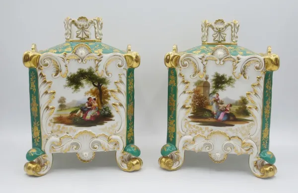 Paire de pots-pourris, attribuée à Jacob Petit.
