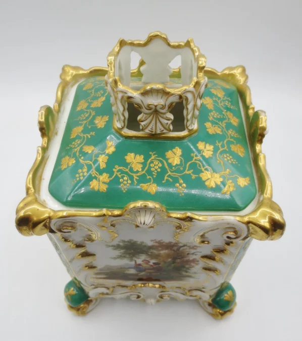 Paire de pots-pourris, attribuée à Jacob Petit.