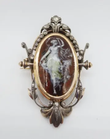 Broche Napoléon III en or, argent et émail.