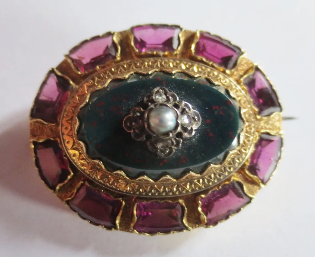 Broche en or Jaspe sanguin, diamants et perles, Napoléon III.