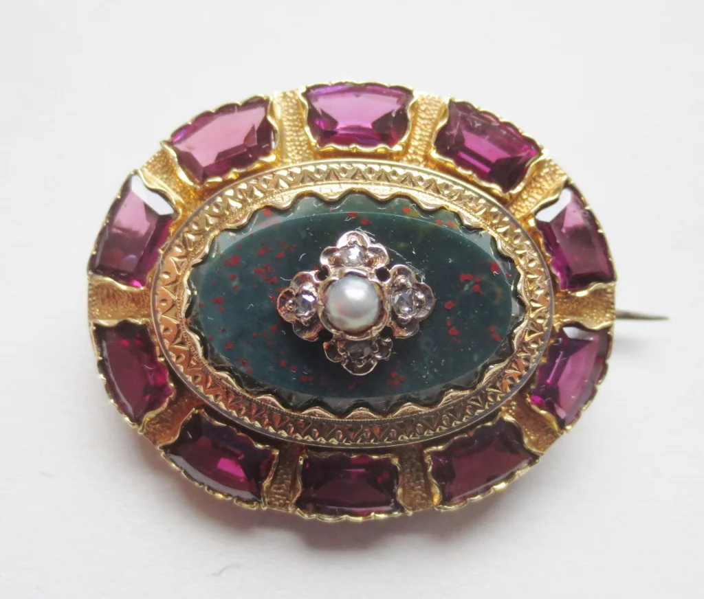 Broche en or Jaspe sanguin, diamants et perles, Napoléon III.