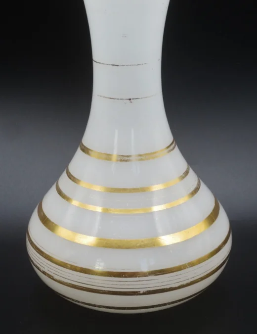 Vase en opaline, époque Restauration.