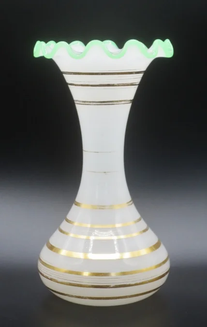 Vase en opaline, époque Restauration.