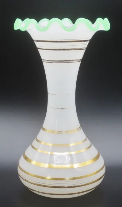 Vase en opaline, époque Restauration.