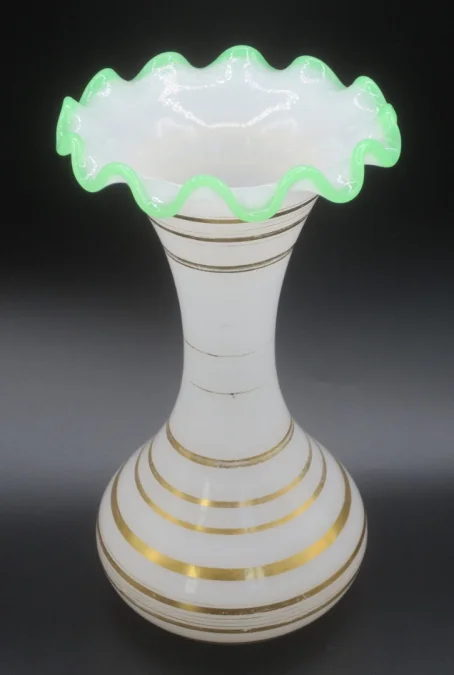 Vase en opaline, époque Restauration.