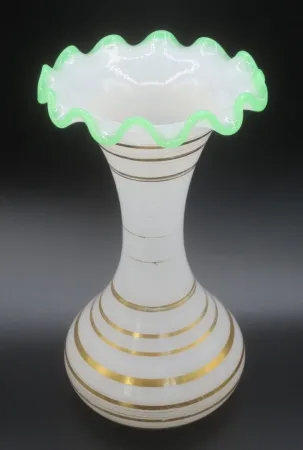 Vase en opaline, époque Restauration.