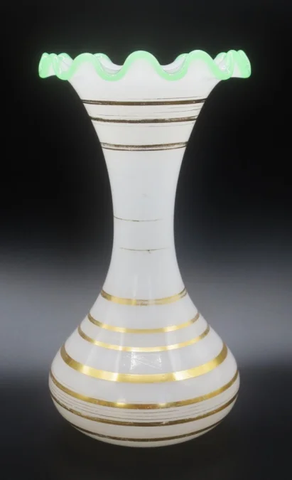 Vase en opaline, époque Restauration.