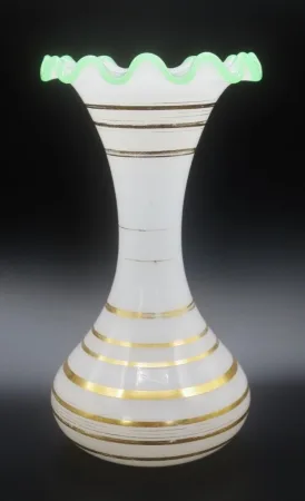 Vase en opaline, époque Restauration.