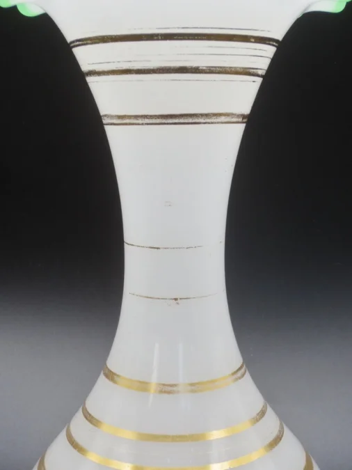 Vase en opaline, époque Restauration.