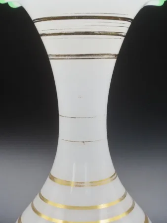 Vase en opaline, époque Restauration.
