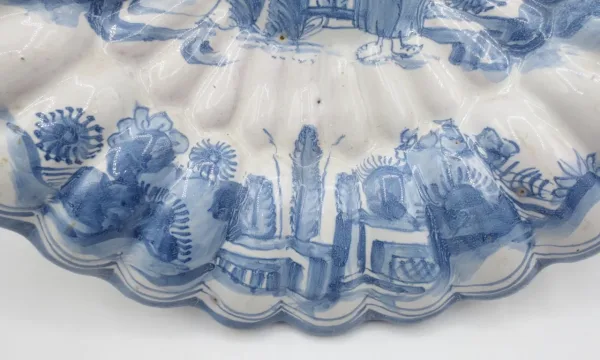Plat creux en faïence, Francfort fin XVIIe siècle.