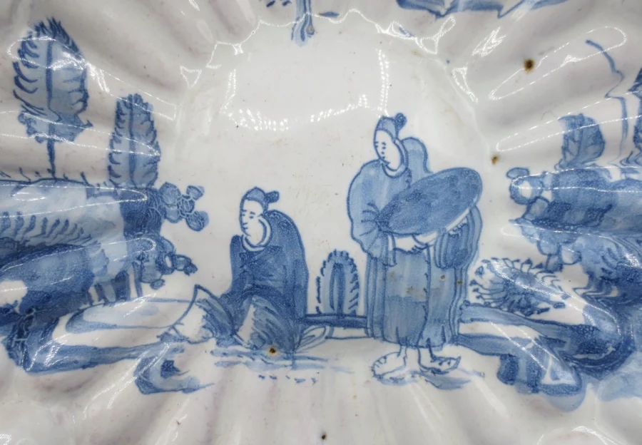 TELLER AUS DEM 17. JAHRHUNDERT AUS FRANKFORTER FAIENCE