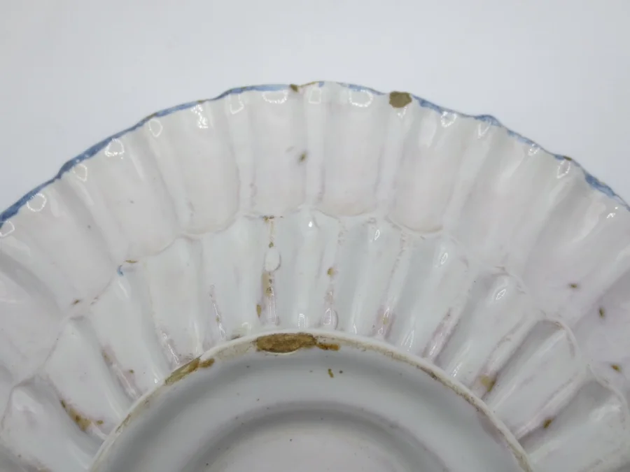 TELLER AUS DEM 17. JAHRHUNDERT AUS FRANKFORTER FAIENCE