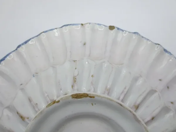 Plat creux en faïence, Francfort fin XVIIe siècle.