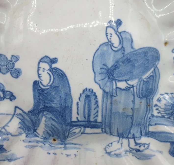 TELLER AUS DEM 17. JAHRHUNDERT AUS FRANKFORTER FAIENCE
