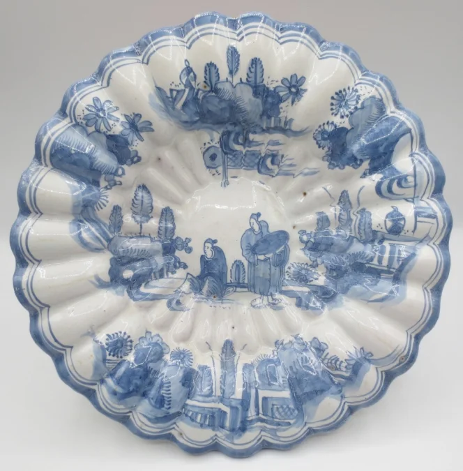 TELLER AUS DEM 17. JAHRHUNDERT AUS FRANKFORTER FAIENCE