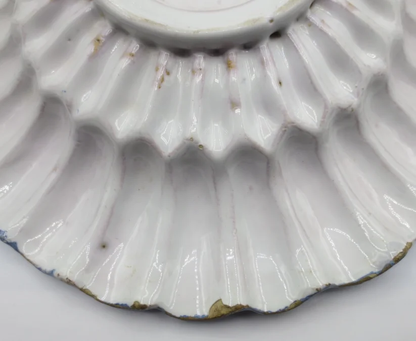 TELLER AUS DEM 17. JAHRHUNDERT AUS FRANKFORTER FAIENCE