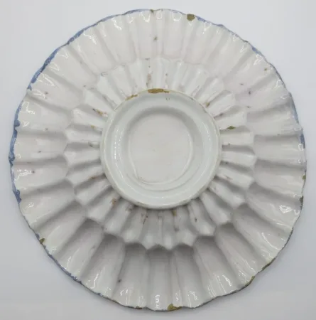 Plat creux en faïence, Francfort fin XVIIe siècle.