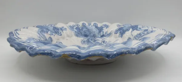 Plat creux en faïence, Francfort fin XVIIe siècle.