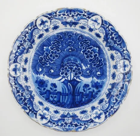 Plat en faïence de Delft, XVIIIe siècle.