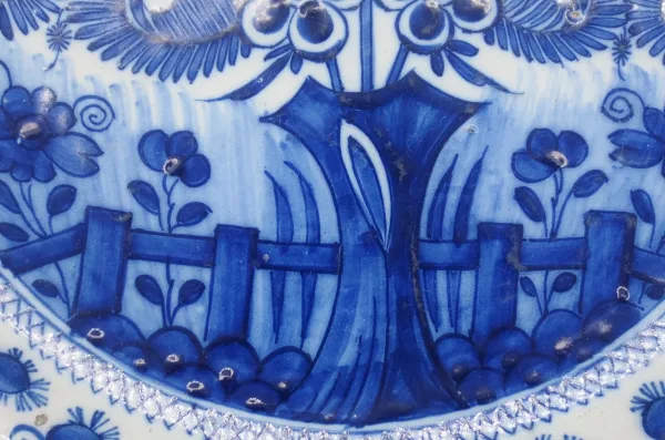 Plat en faïence de Delft, XVIIIe siècle.