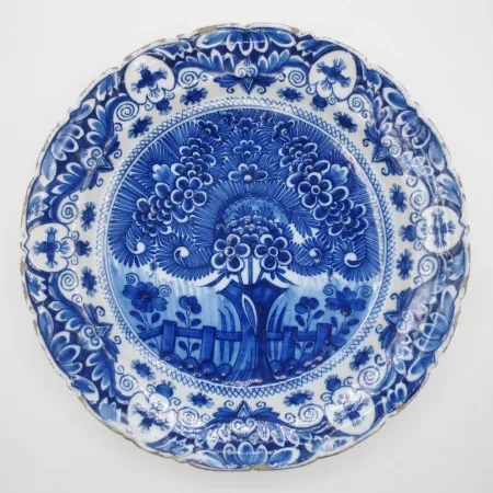 Plat en faïence de Delft, XVIIIe siècle.