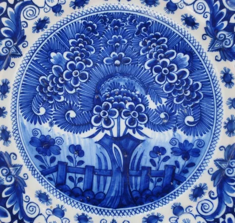 Plat en faïence de Delft, XVIIIe siècle.
