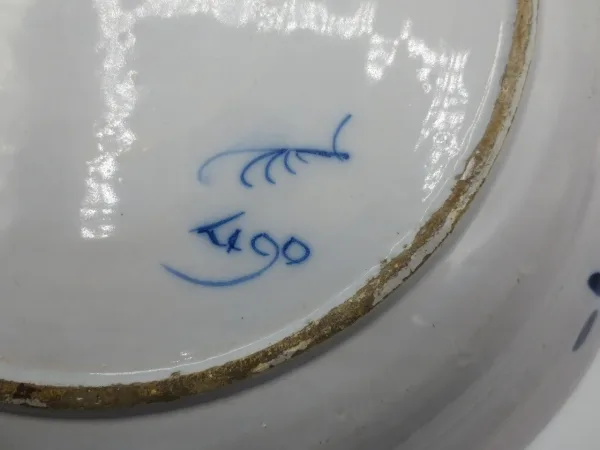 Plat en faïence de Delft, XVIIIe siècle.