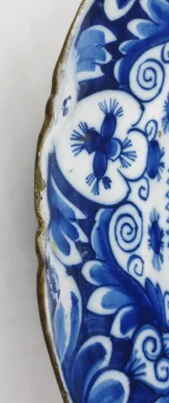Plat en faïence de Delft, XVIIIe siècle.