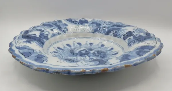 Plat en faïence de Londres, fin du XVIIe siècle.