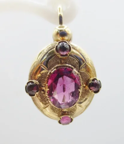 Boucles d'oreille, XIXe siècle.