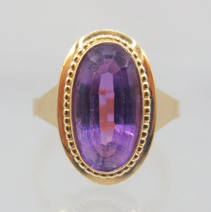 Bague, or et améthyste.