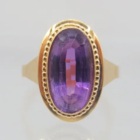 Bague, or et améthyste.