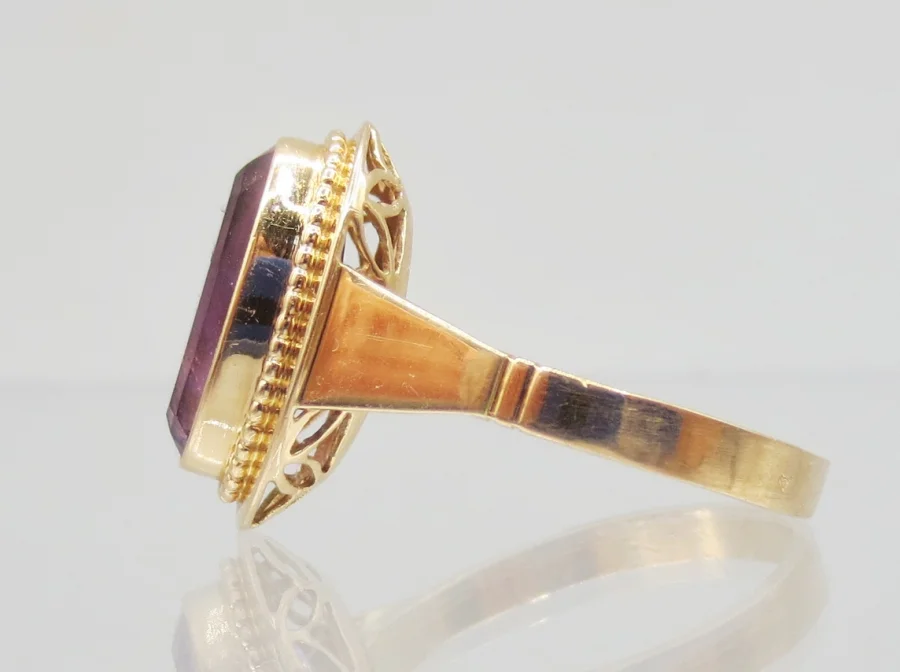 Bague, or et améthyste.