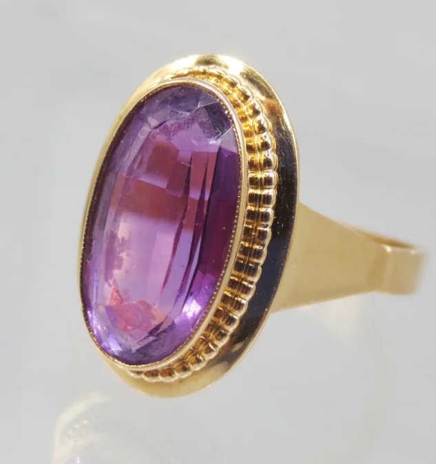 Bague, or et améthyste.