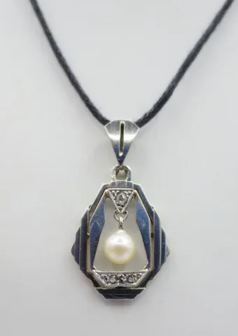 Médaillon Art déco, platine.