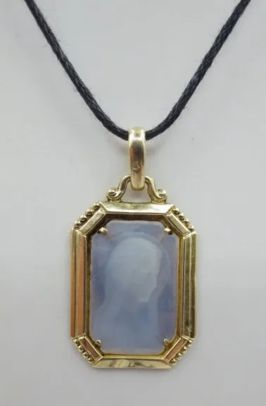 Médaille en nacre et or.